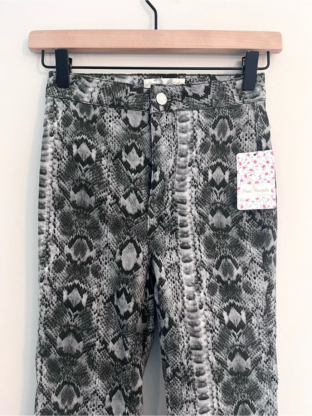We The Free Women’s Just Float On High Waisted Snakeskin Flare Jeans 24 FP